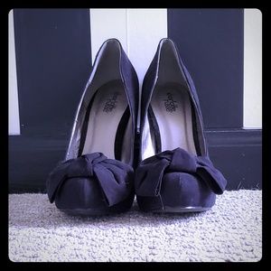 Suede heels with bows